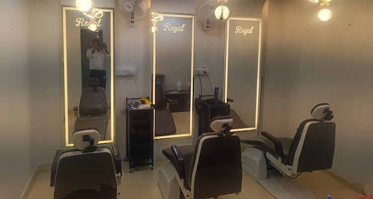 Barber chairs and mirrors in the salon